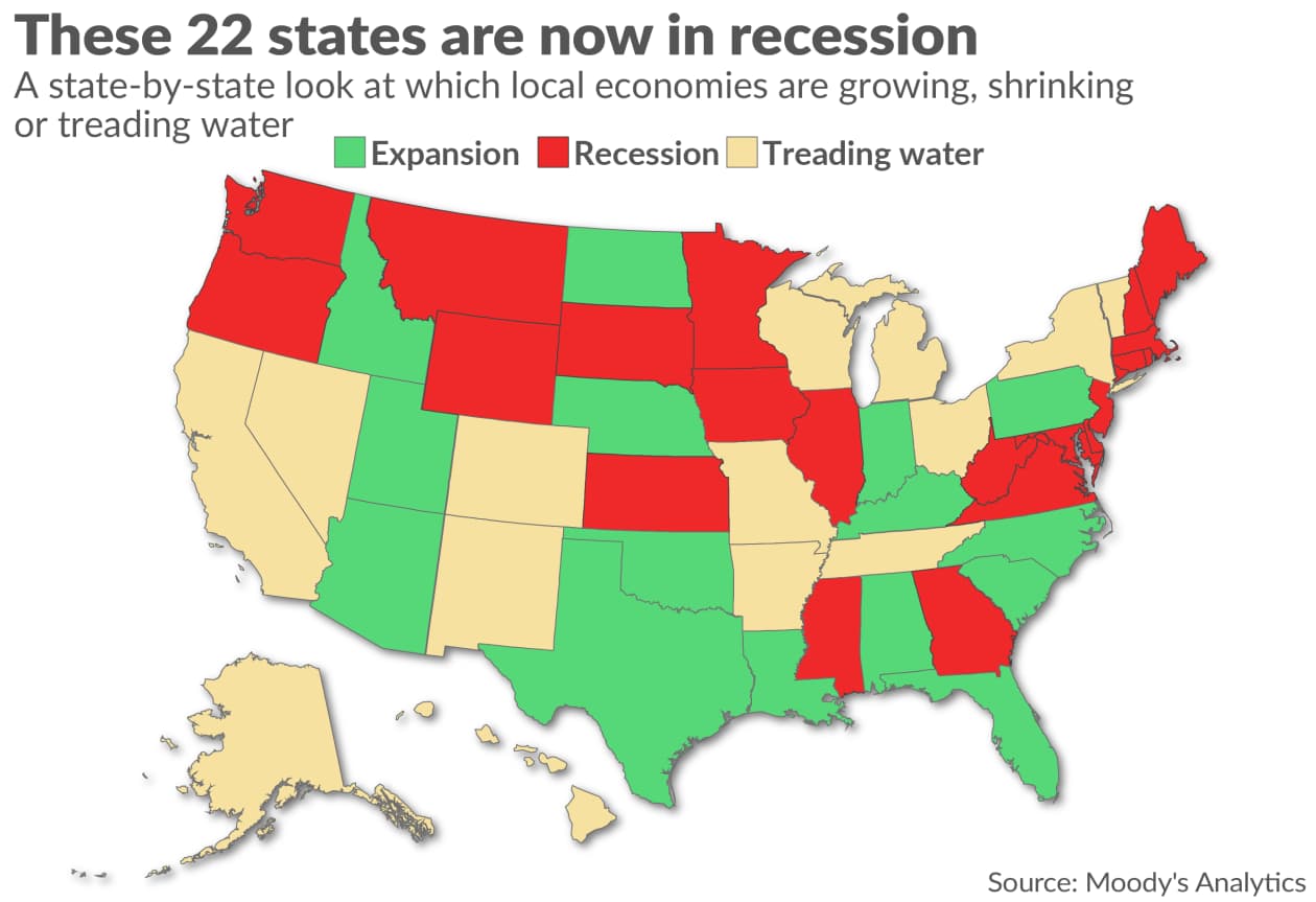 Map of the United States indicating 22 states in recession (red), states with economies expanding (green), and states with economies treading water (light yellow).