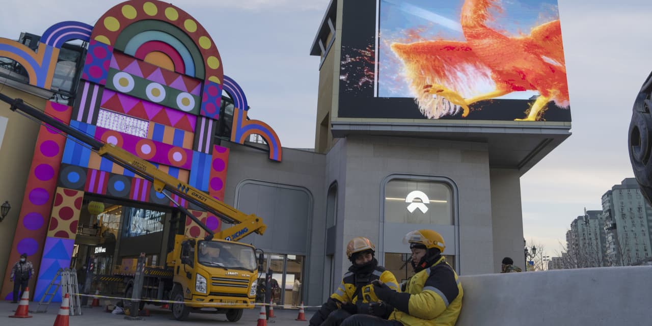 2023年中国经济增长5.2%，但复苏情况令人担忧且不平衡。 恒生指数动摇了。