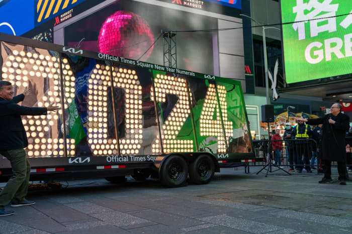 Times square new years eve party hi-res stock photography and