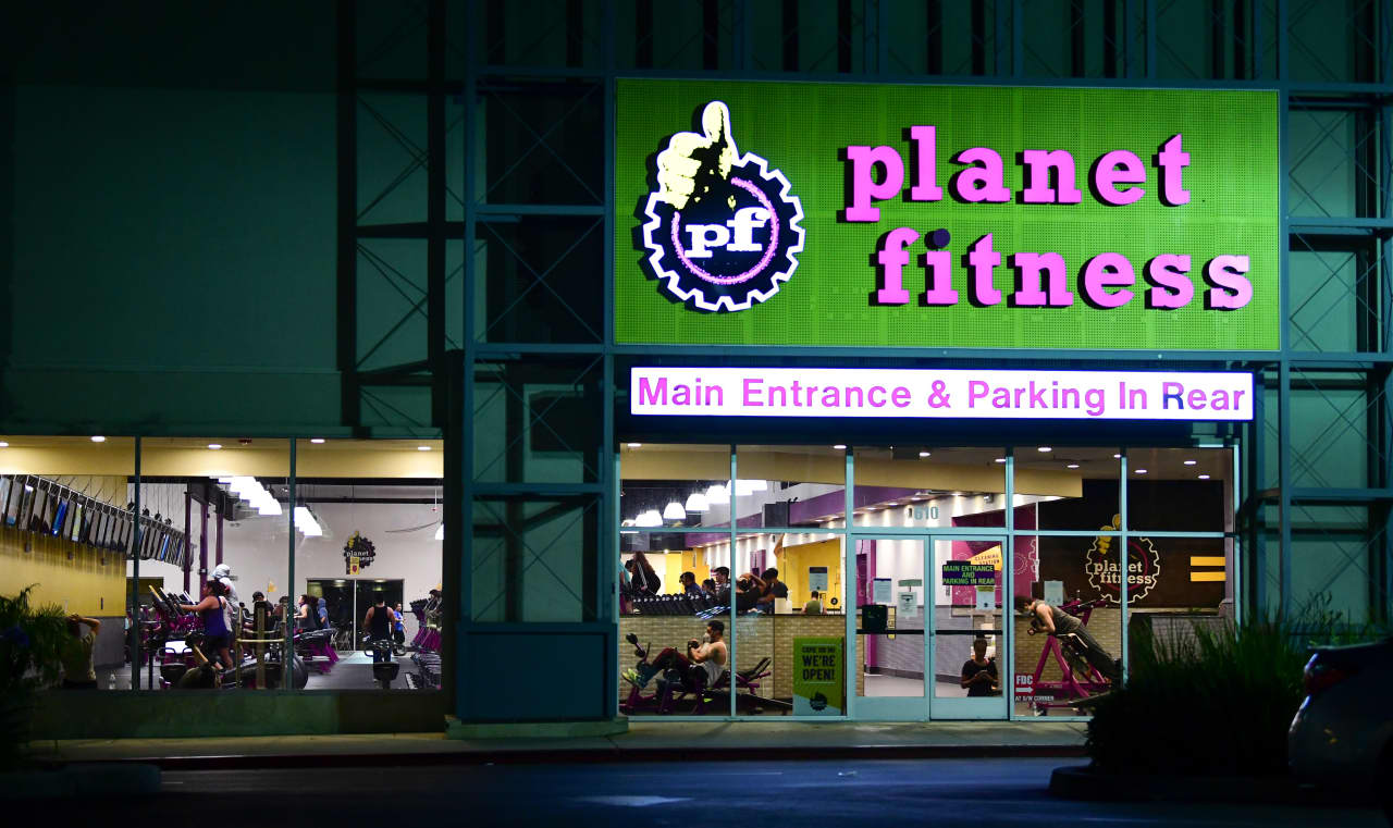 Planet Fitness’s stock falls as downbeat outlook, another exec departure weigh