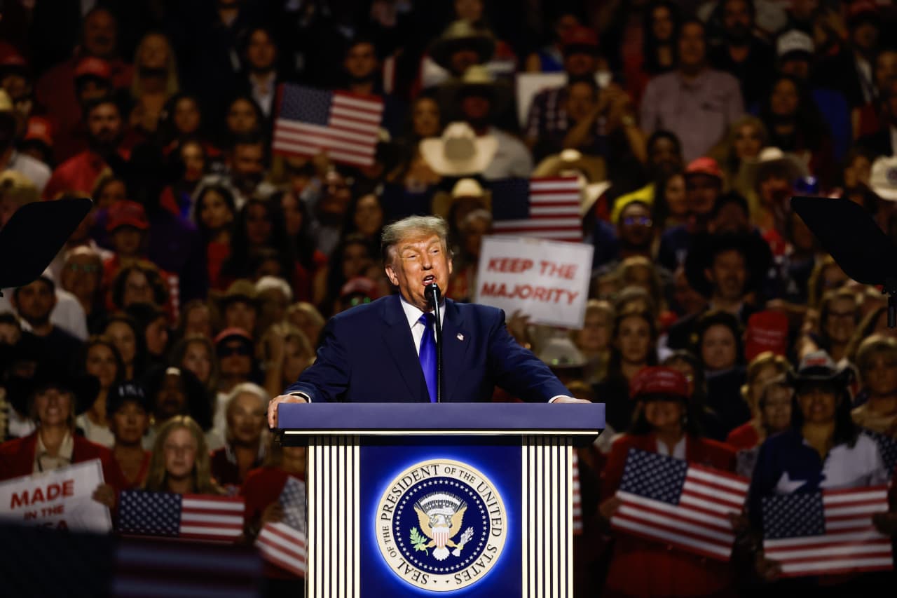 Trump promises $5,000 checks if Republicans win the midterms. But he also promised tariff dividends last year that never came.