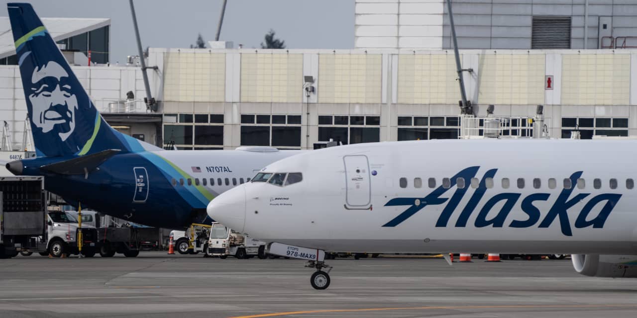 Alaska Airlines tech glitch briefly grounds planes in Seattle, disrupts bookings