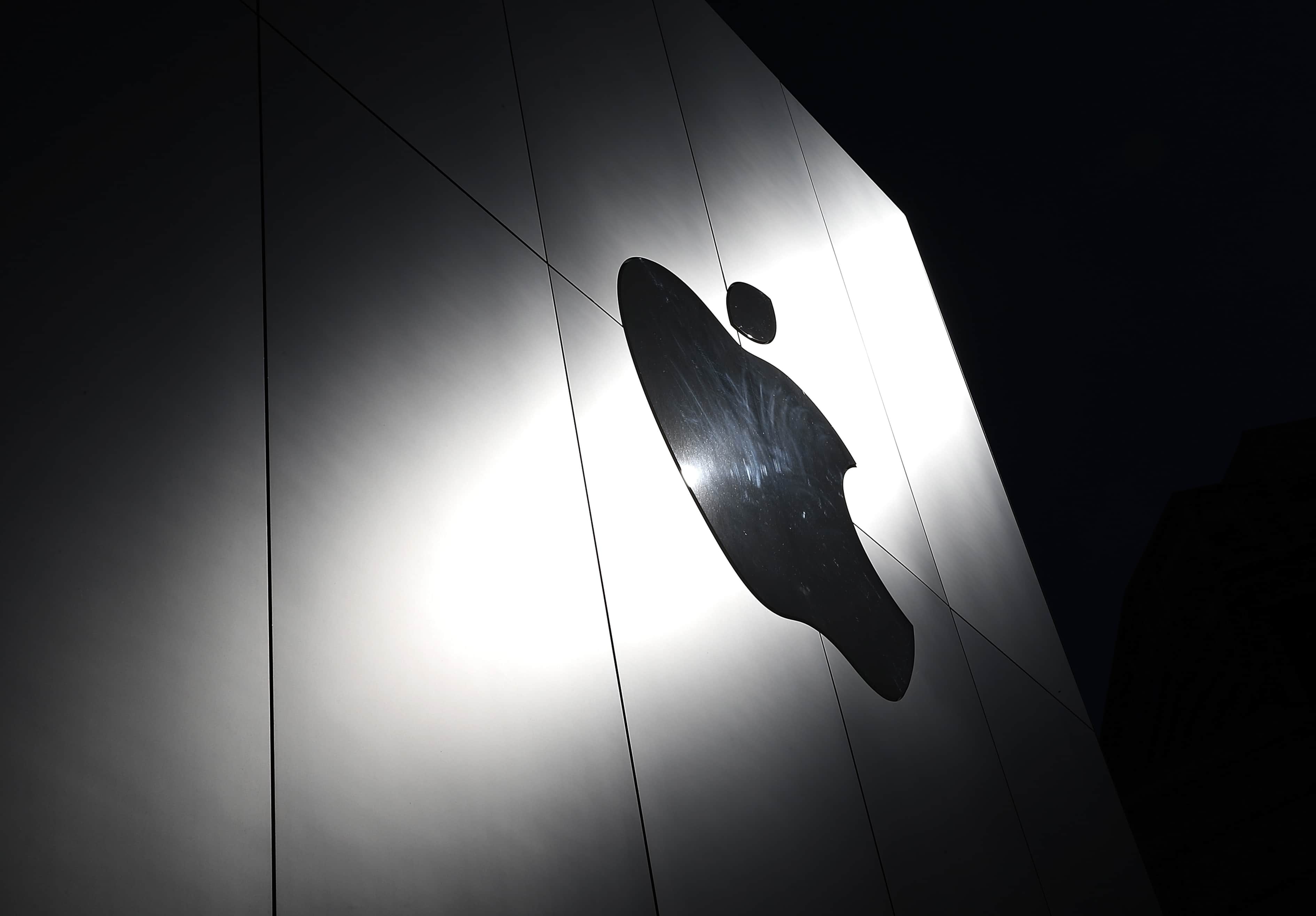 Apple announced plans to return $100 billion to shareholders on Thursday. That’s short of the company’s personal record.