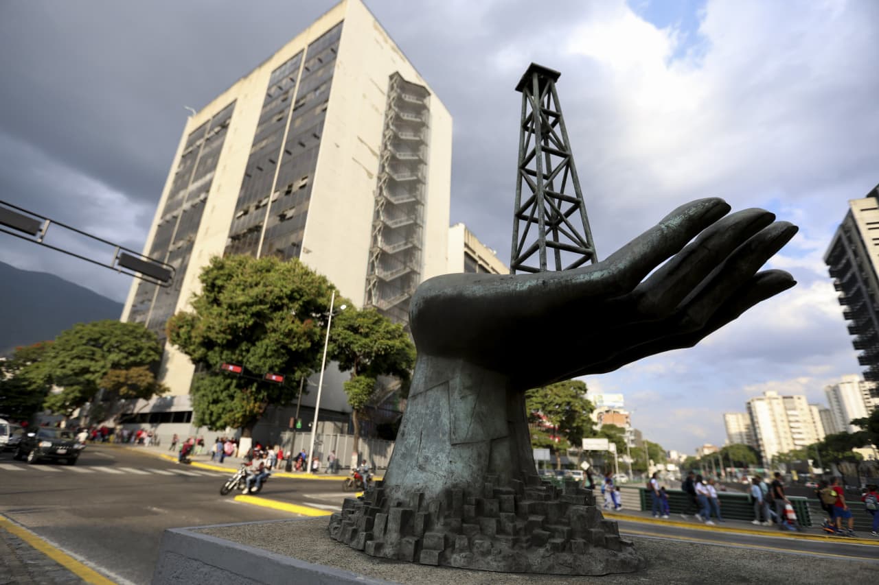 Chevron stock soars 8%. What analysts are saying about big oil companies after Maduro’s capture