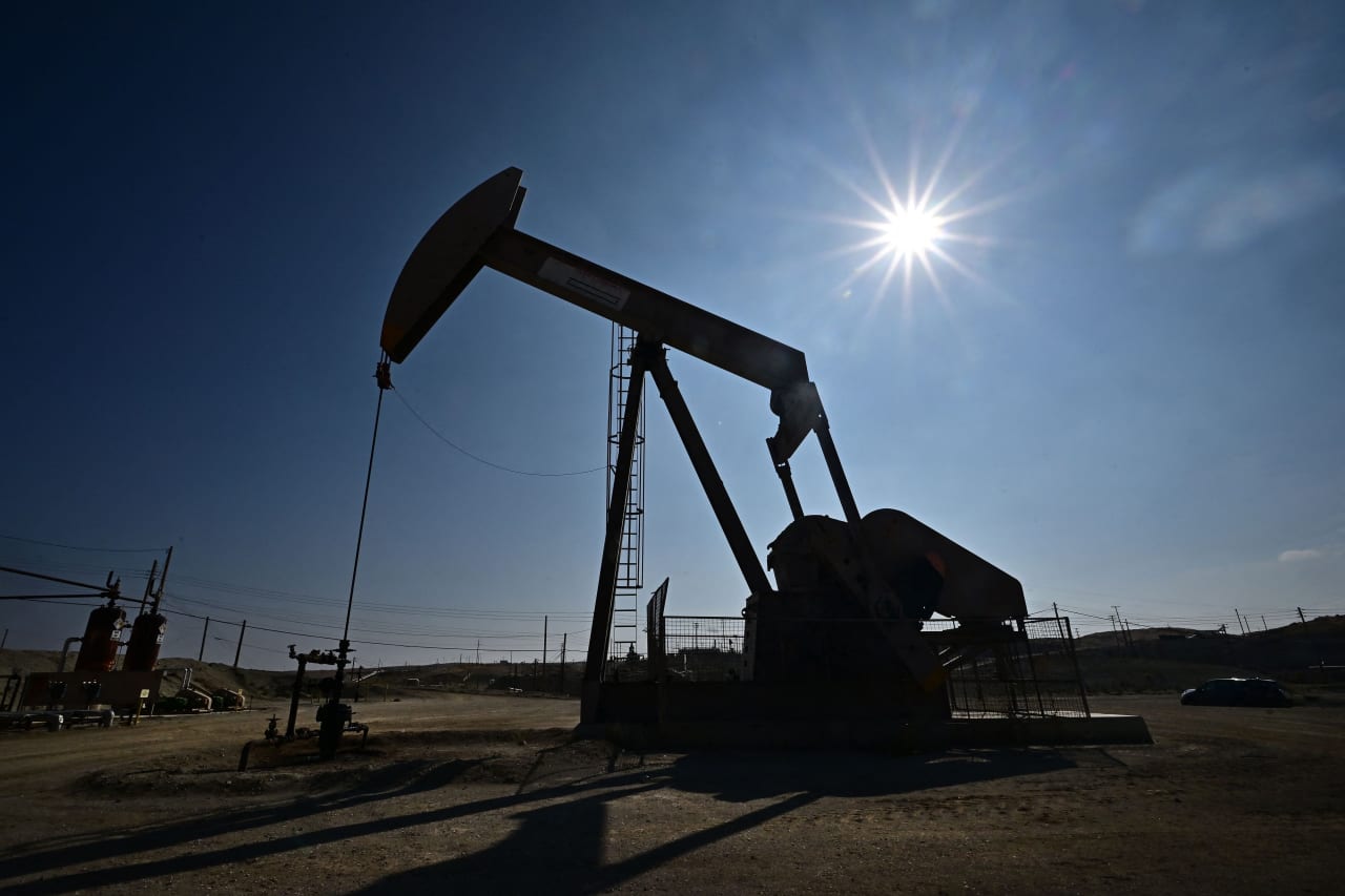 Oil prices climb on Chinese stimulus hopes