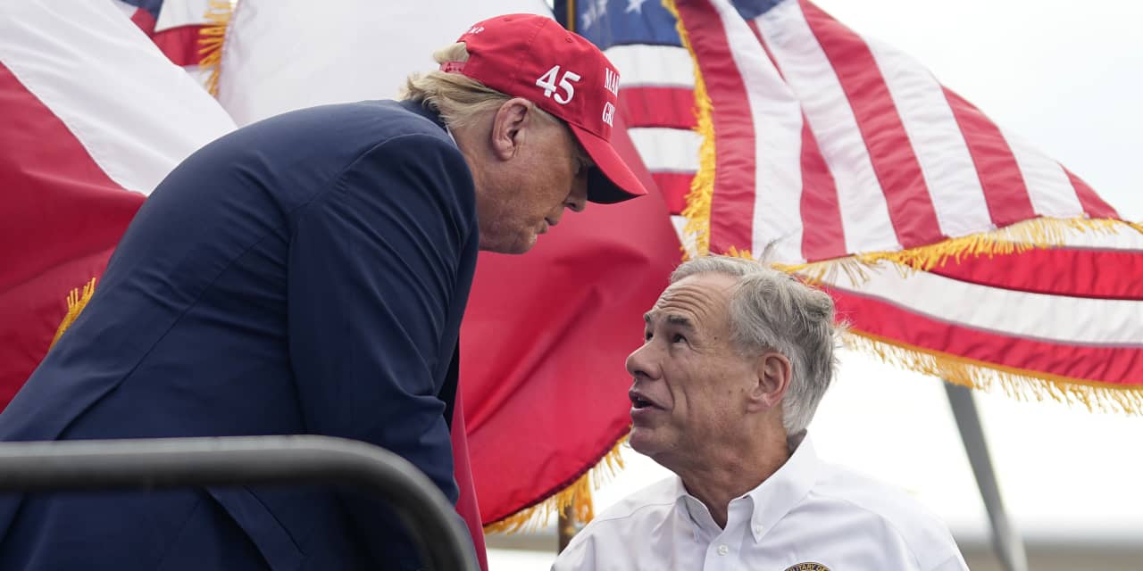 Texas Gov. Greg Abbott endorses Trump at joint appearance near border - Vimarsana News