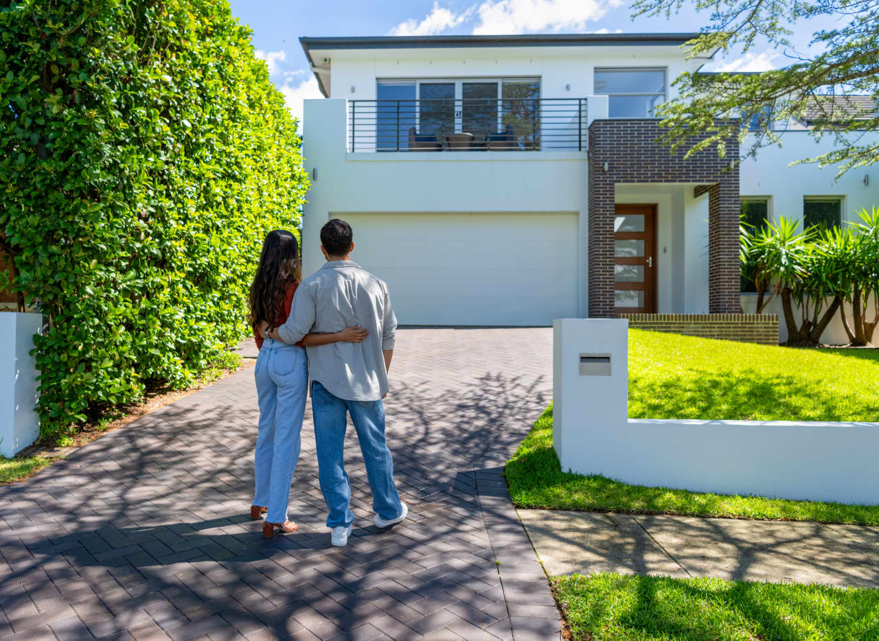 Here’s how much money you need to make to afford a $400,000 home