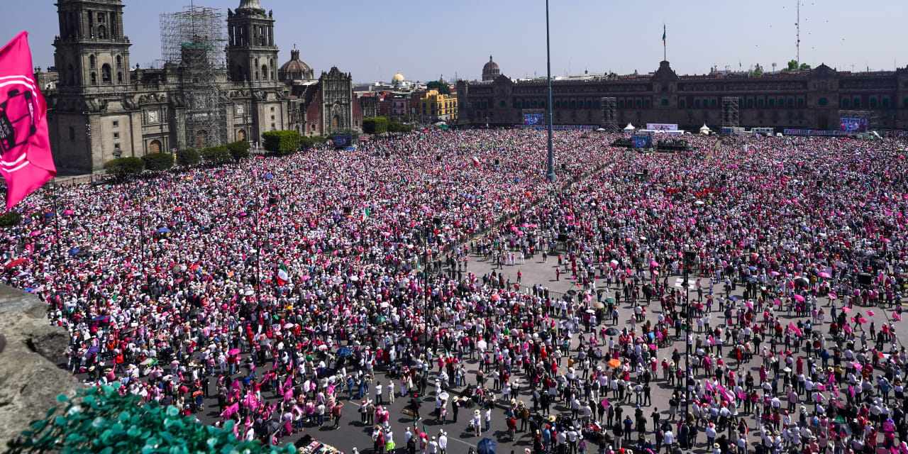 Miles de personas protestan contra el presidente de México y el partido gobernante en una 'marcha por la democracia'