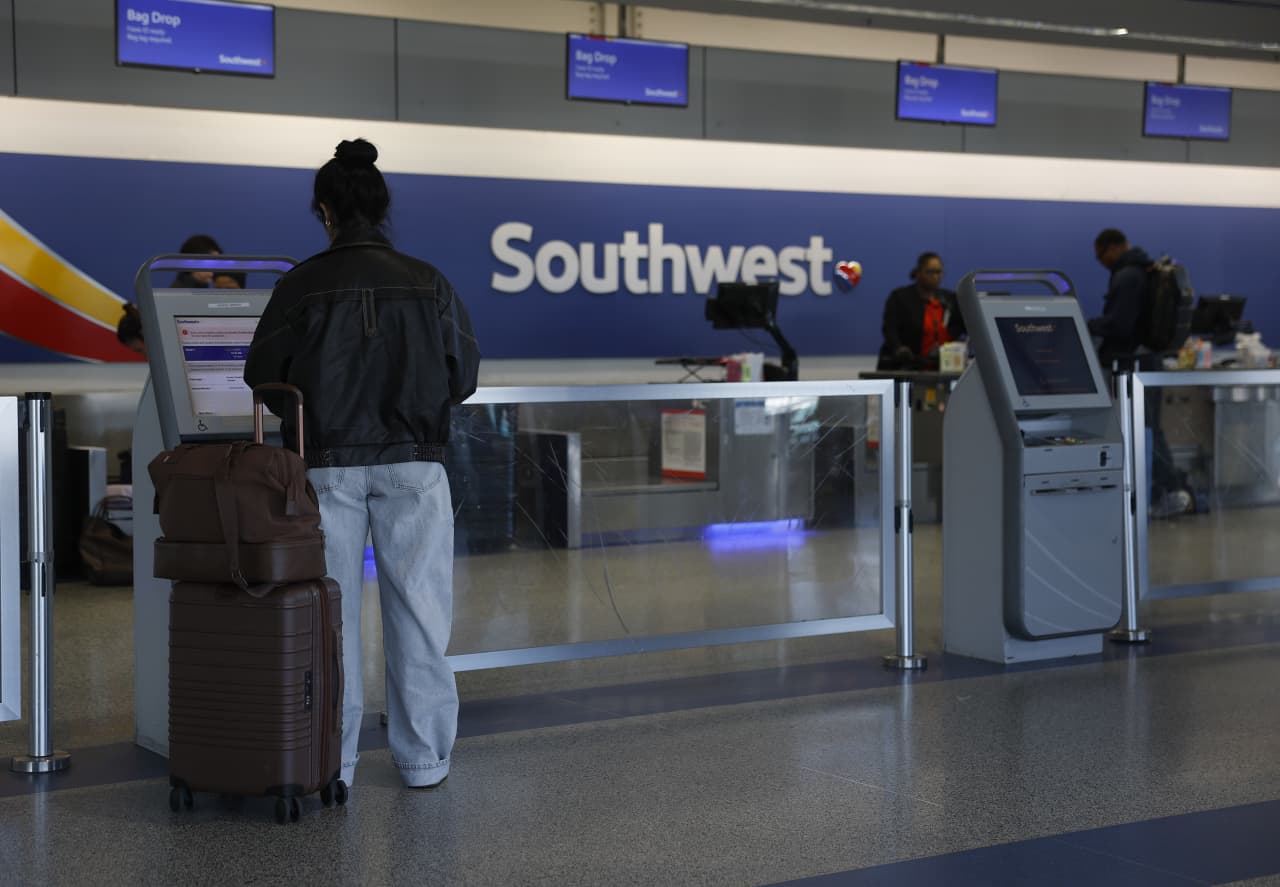Southwest says assigned seats will make it more profitable this year, as stock rallies