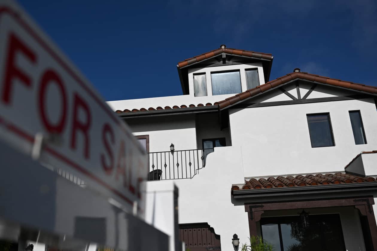 Privatizing Freddie Mac and Fannie Mae might benefit speculators, but it could hurt taxpayers and the mortgage market, says Pimco.