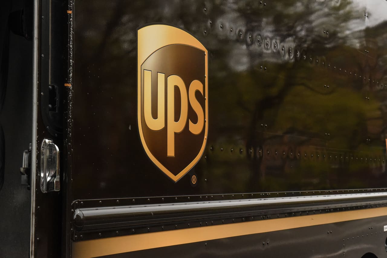 Las acciones de UPS se desploman después de ganancias inferiores a las previsiones y recortes de previsiones