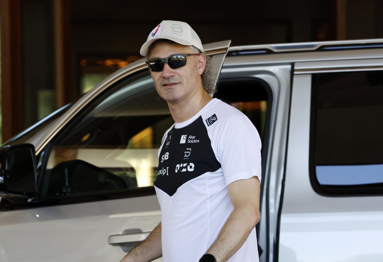 Palantir's stock sees sharpest drop since May as momentum cools
