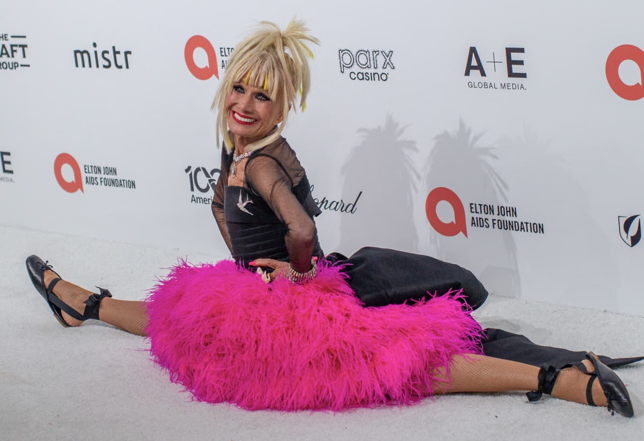 Designer Betsey Johnson takes $7 million SoCal home off the market