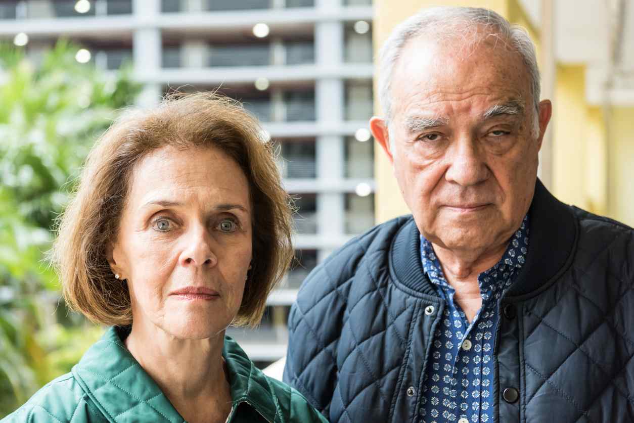 Mis padres ancianos son acaparadores.  La veo una vez al año.  Dicen que limpiar su “basura” después de que muera será mi problema.  ¿Qué puedo hacer?