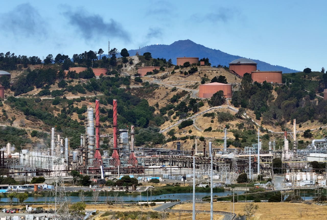 Oil prices are defying a worst-case energy crisis 