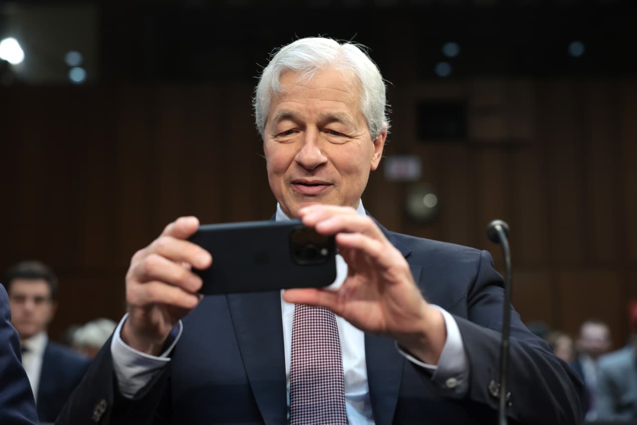 Jamie Dimon sells $32 million in JPMorgan Chase stock as shares vest