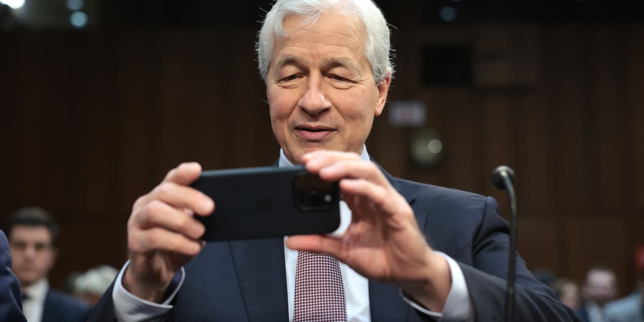 Jamie Dimon sells $32 million in JPMorgan Chase stock as shares vest