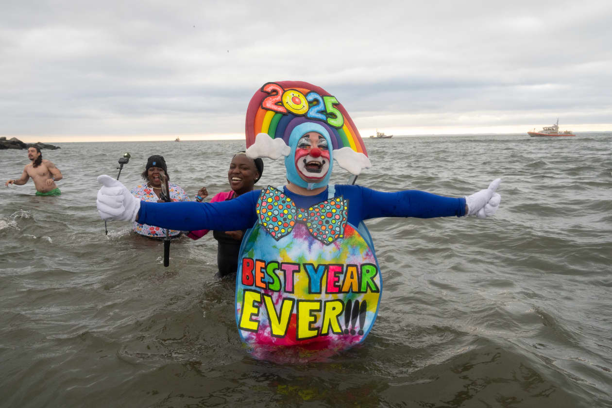 These tips for investing in mutual funds and etfs can make 2025 a happy
