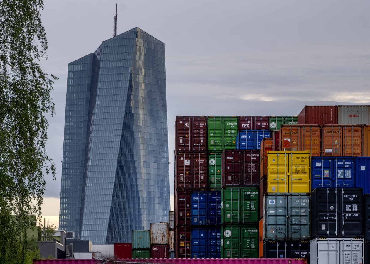 Inflation fell to 2.2 in Europe, clearing the way for an ECB rate cut