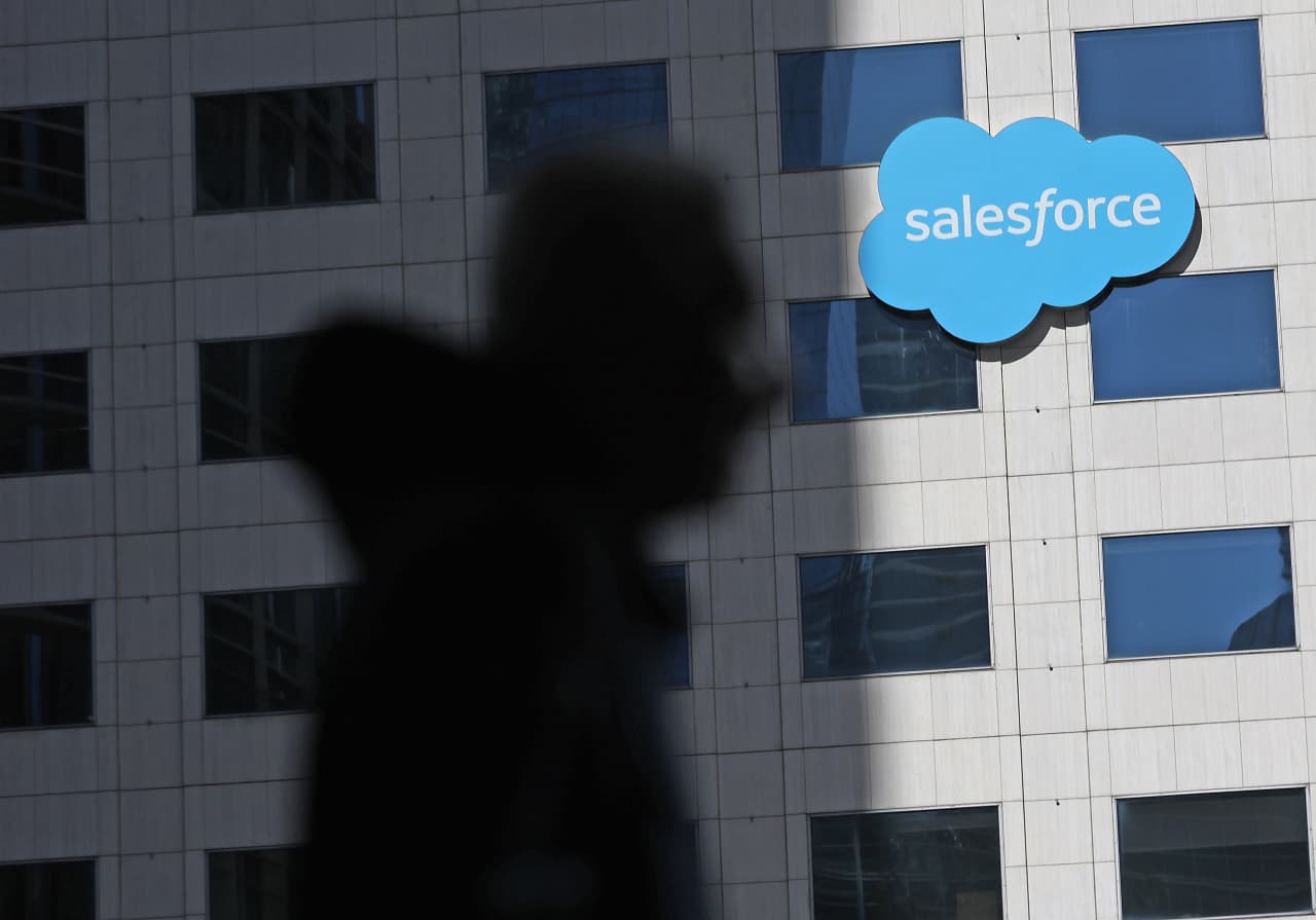 Salesforce’s stock sinks as report of talks to buy Informatica raises concerns