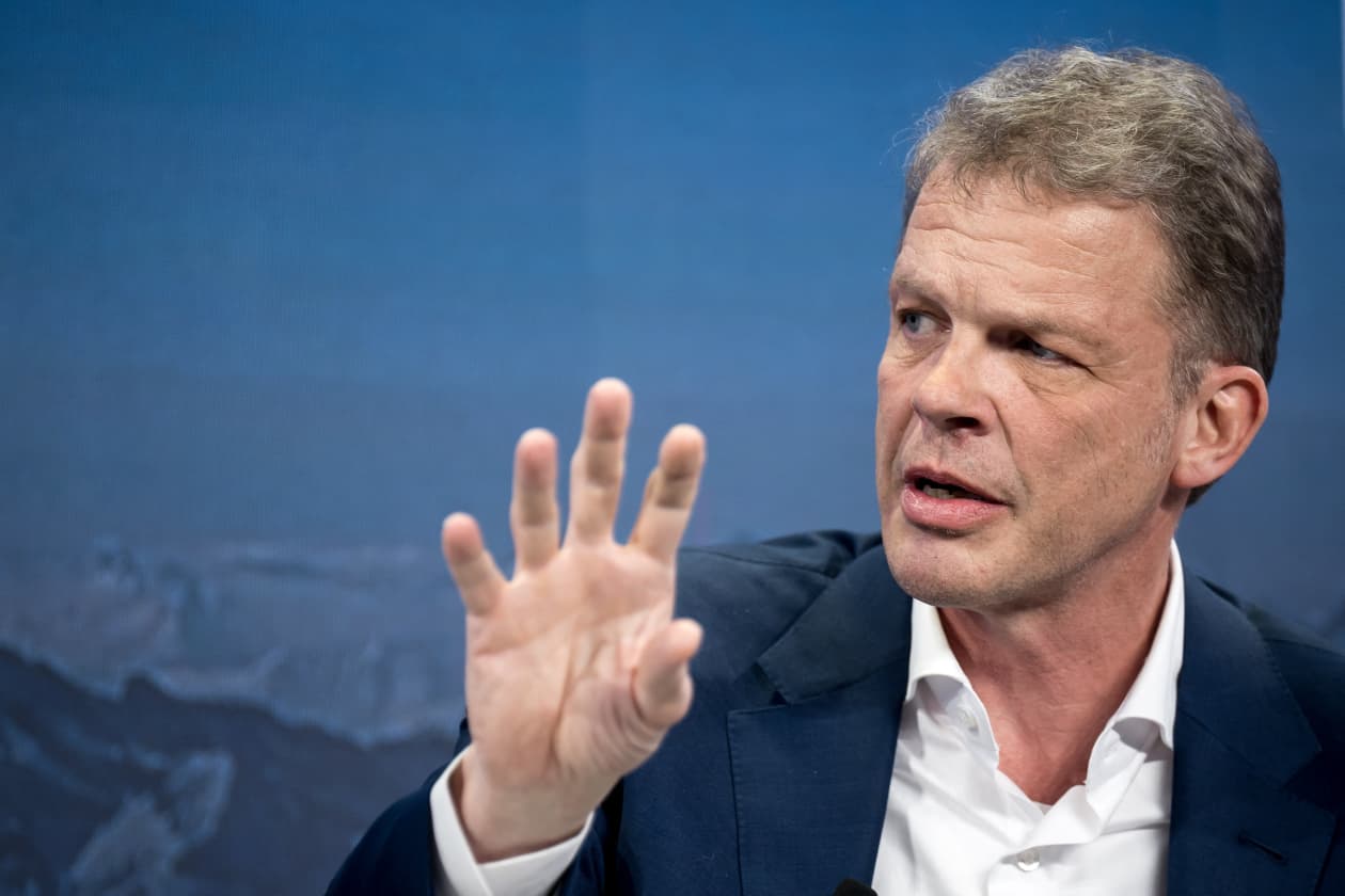 Deutsche Bank’s stock rises as CEO says fixed-income unit is winning ...