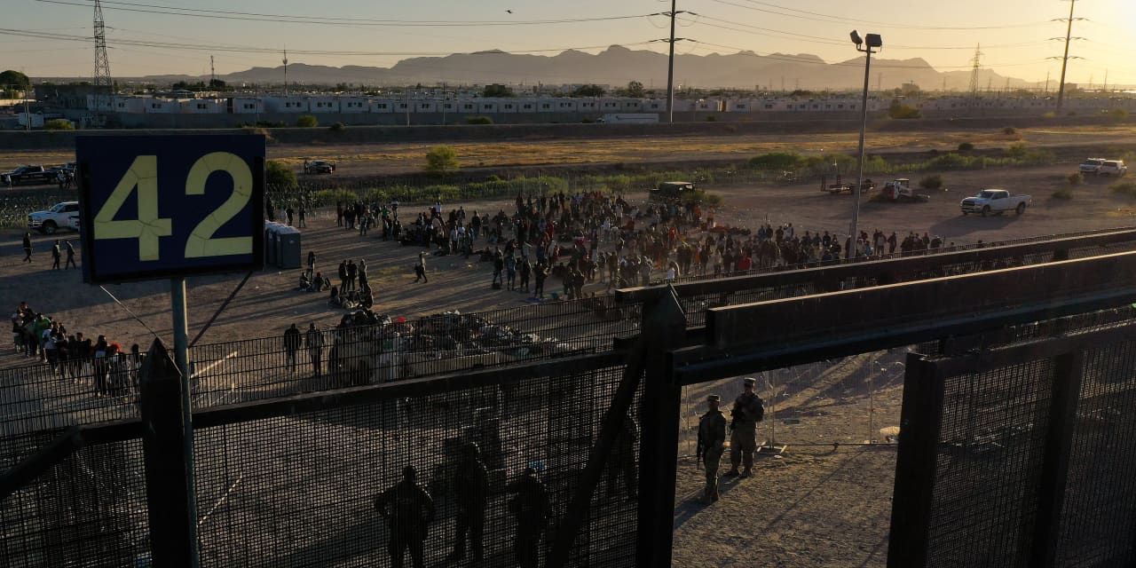 Texas governor escalates migrant fight with northern Democratic cities - Vimarsana News