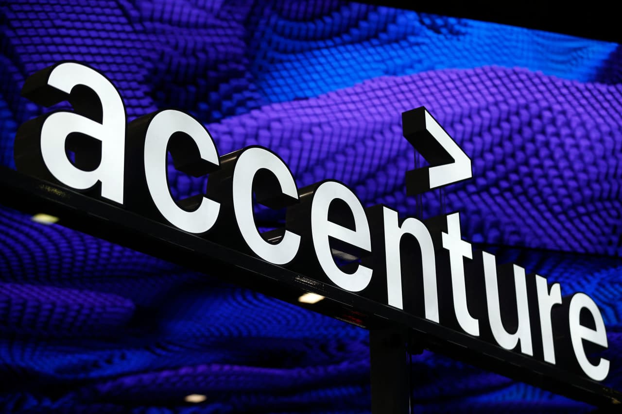 #Accenture’s stock sees biggest selloff in a decade after earnings outlook cut