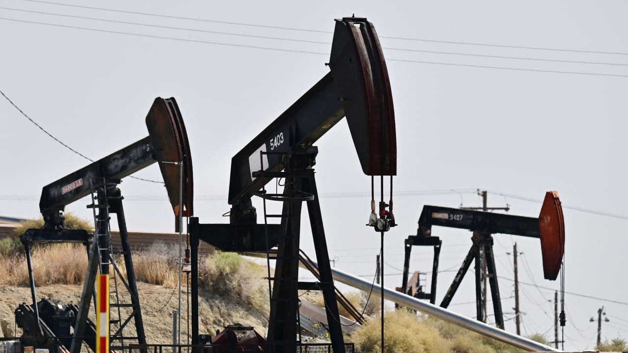 Oil prices on track for 4th straight weekly decline on worries over demand