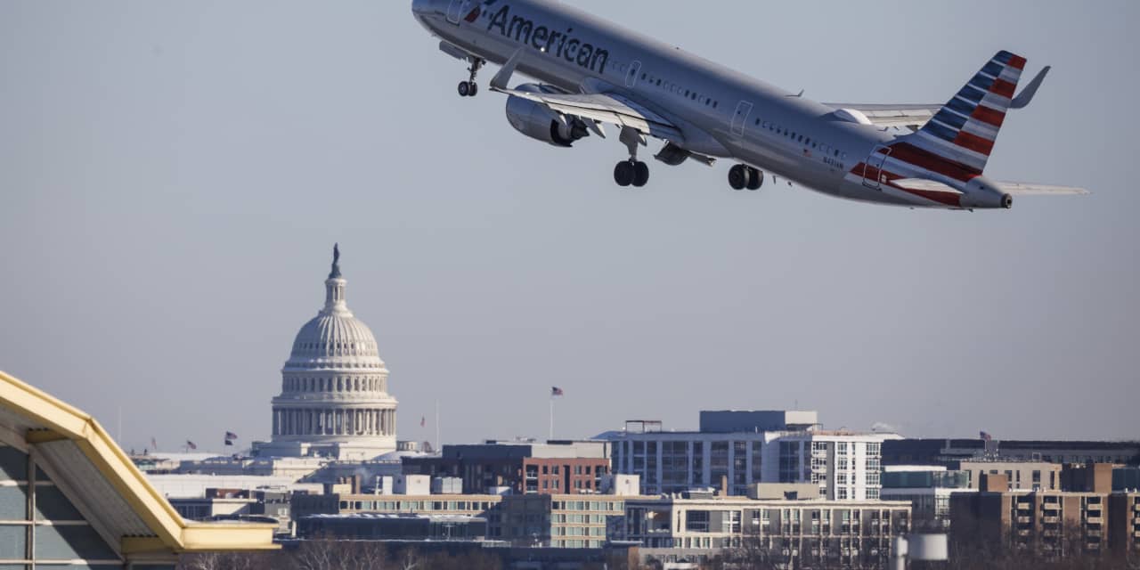 Starlink signs a new airline customer as it races to be the top in-flight internet provider