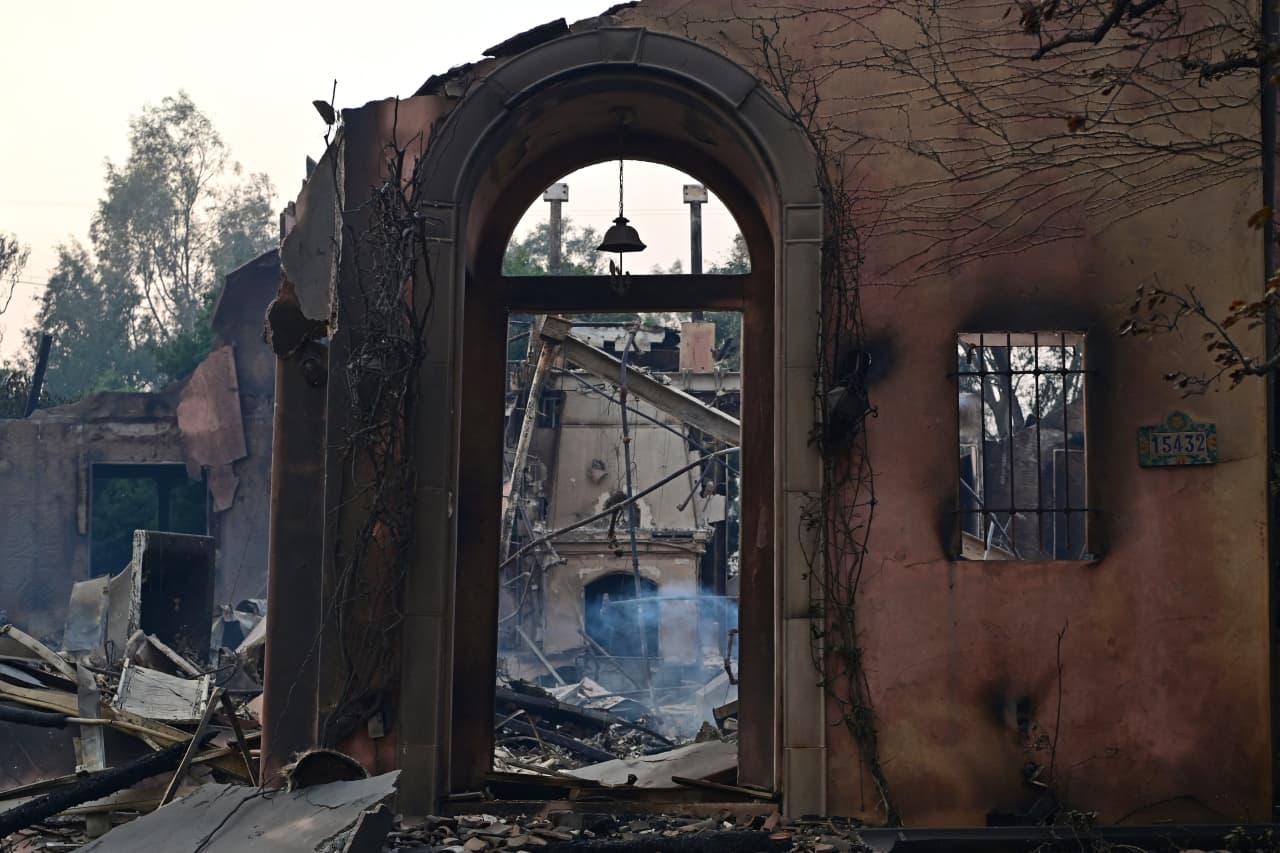 Do you still have to pay your mortgage if your house burns down? Some multimillion-dollar homes may not qualify for disaster relief.