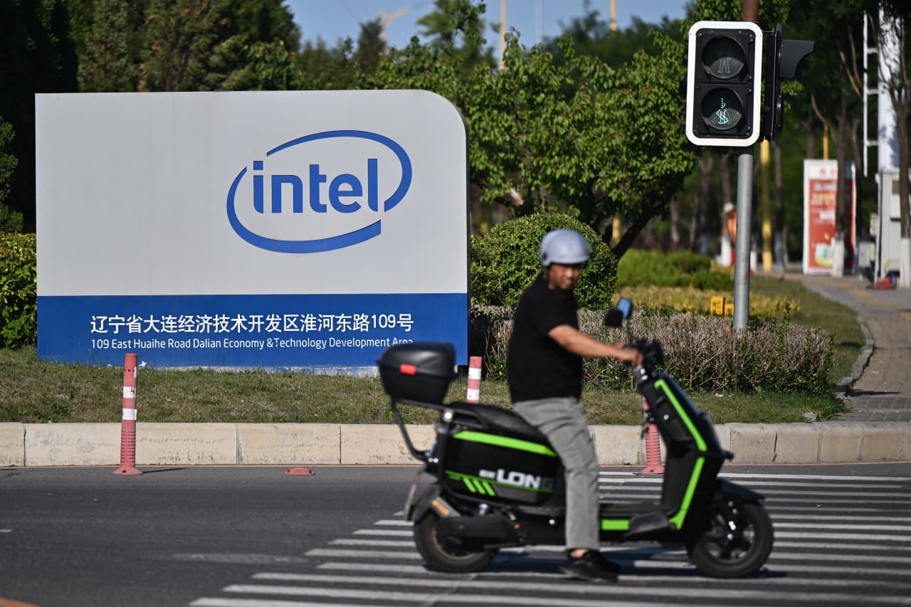 Investors dump Intel’s bonds as spreads blow out after restructuring news