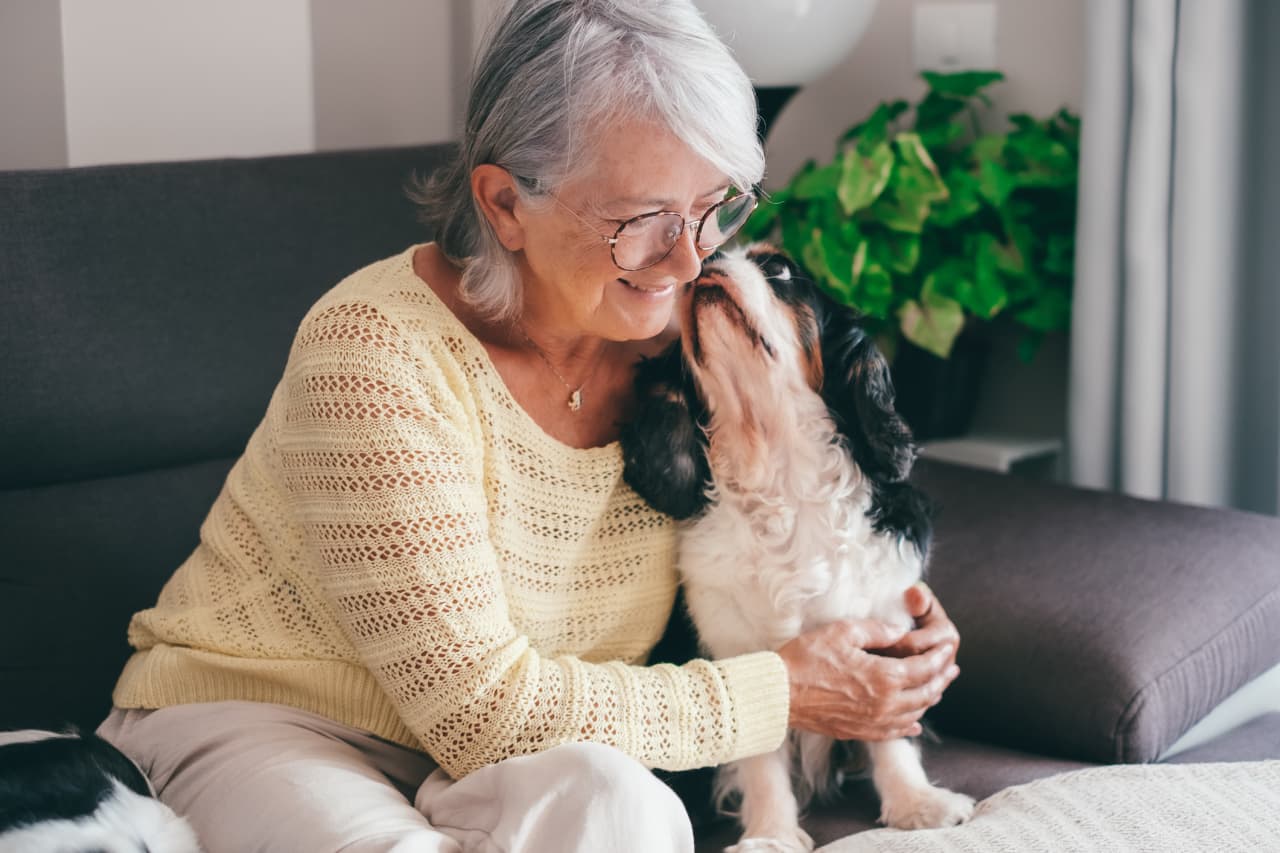 No, waiting to claim Social Security is not a ‘big con’ — even if a TikTok finfluencer says it is