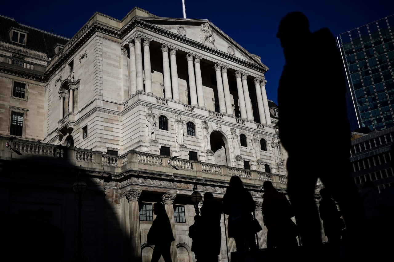 Bank of England holds rates as two voters reverse hike view