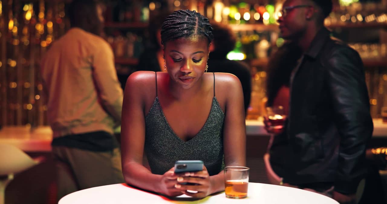 ‘I’m too cute to be waiting’: A guy I’m dating is constantly late. Is this a financial red flag?