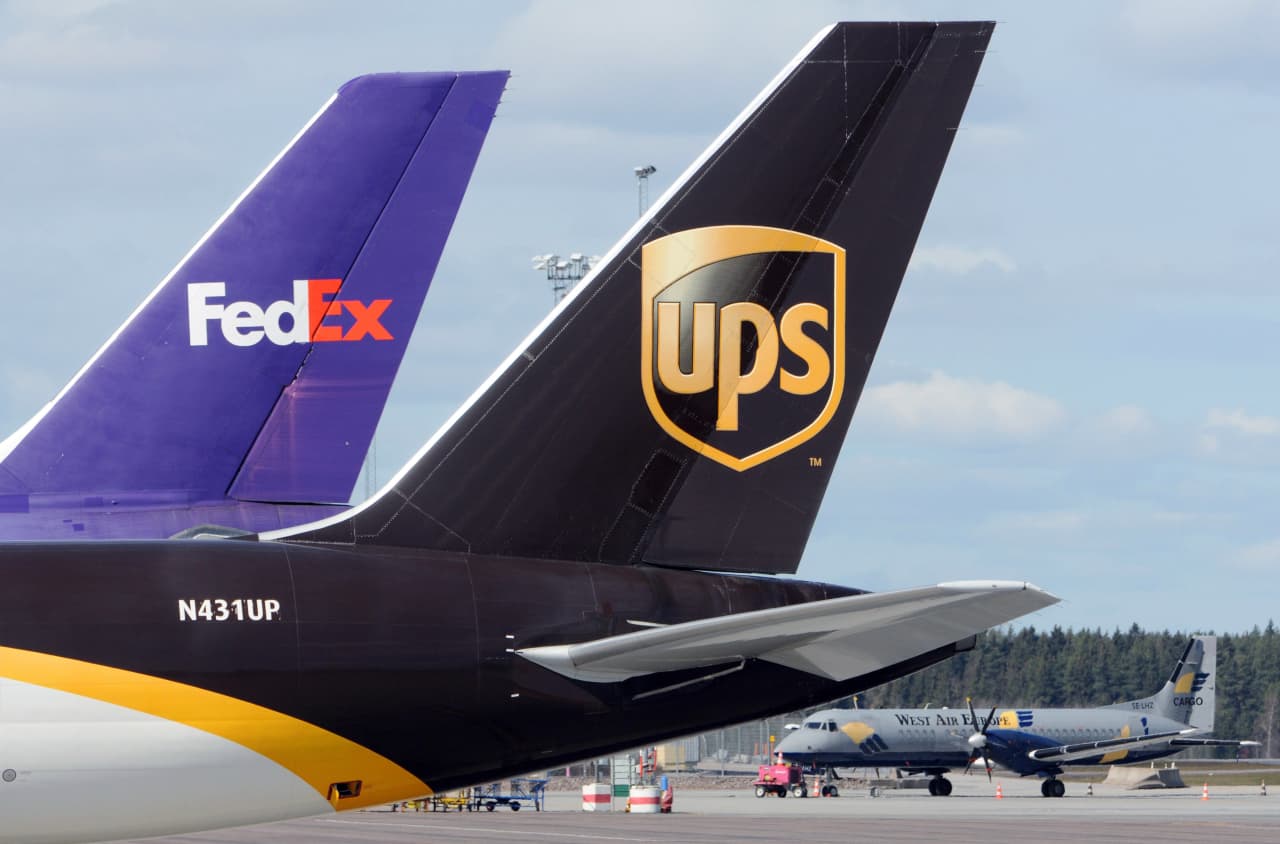 FedEx raises dividend 10%, but the new yield is less than half that of rival UPS