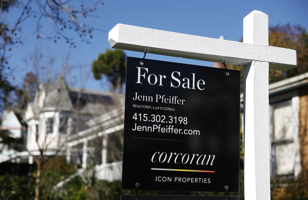 Homeowners and home buyers race to lock in falling mortgage rates