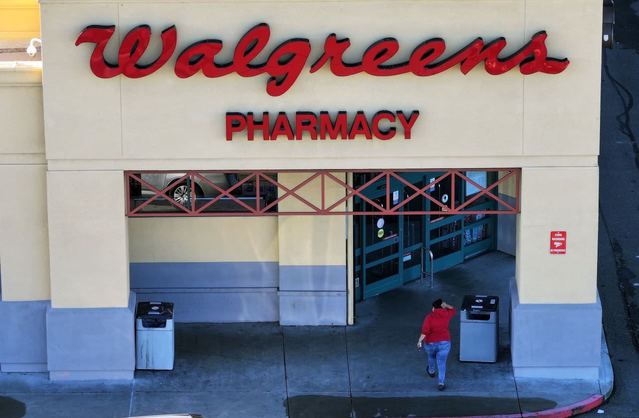 Las acciones de Walgreens están en camino a su mejor día después de que informara sobre conversaciones sobre una venta a capital privado, pero aún en camino a su peor año.