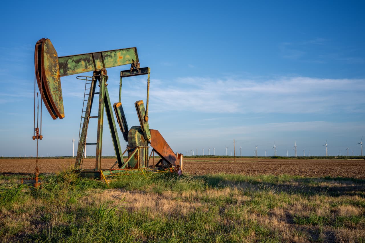 El petróleo sube tras la caída del 8% de la semana pasada mientras los traders sopesan las preocupaciones sobre la demanda de China