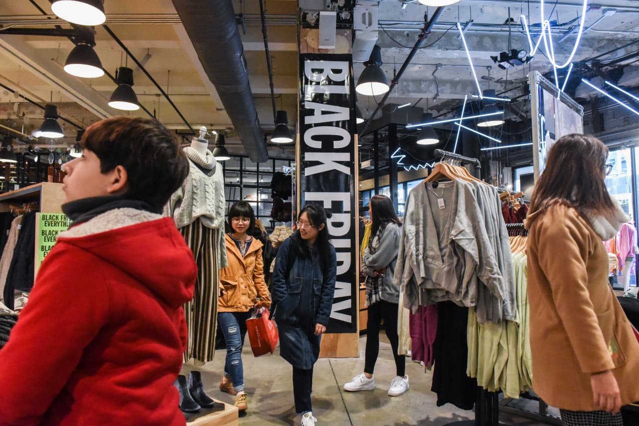 Urban Outfitters dice que descuentos tan agresivos no son necesarios dado el optimismo que rodea la temporada navideña