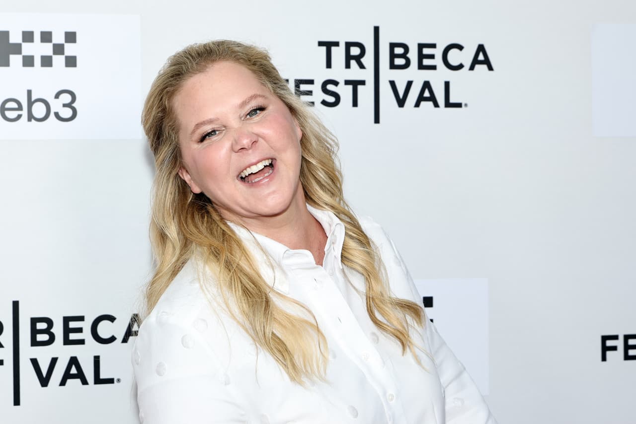 Amy Schumer buys a Manhattan apartment for $6.25 million, then officially files for ‘amicable’ divorce from Chris Fischer
