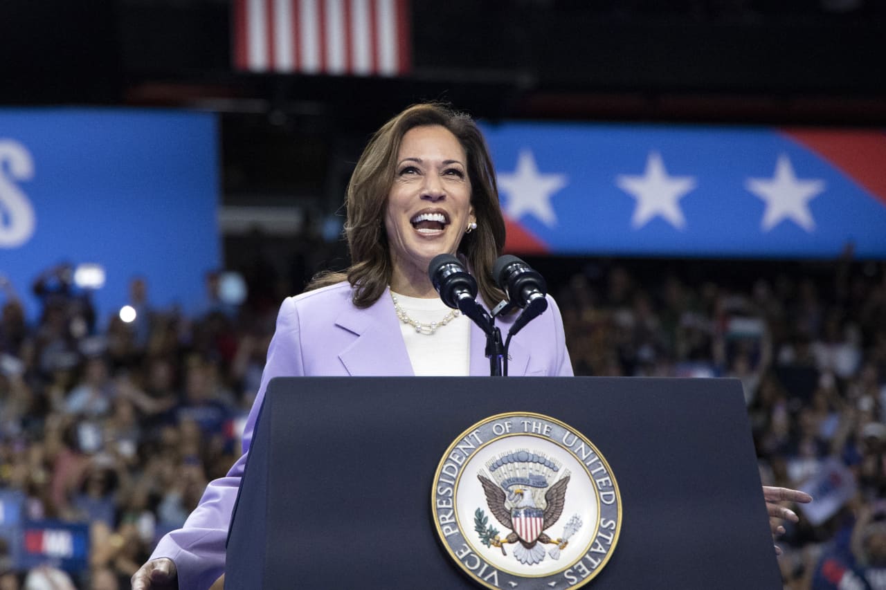 Kamala Harris se une a Trump para pedir la abolición del impuesto a las propinas