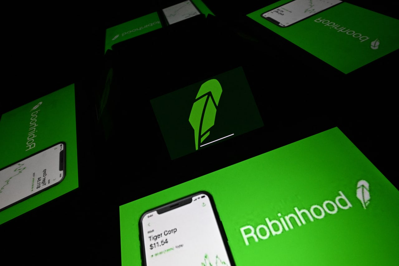 Robinhood’s new fund provides access to private tech companies. Here’s what to know before investing in it.