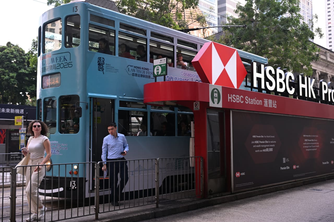 HSBC Shares Slide as Depositors Shift to Higher‑Yield Alternatives