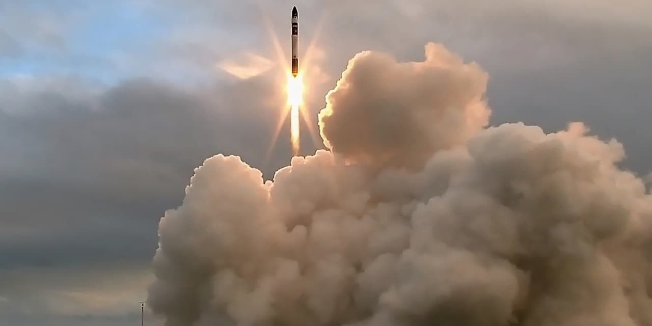 Can’t invest in SpaceX? Investors can buy this stock instead.
