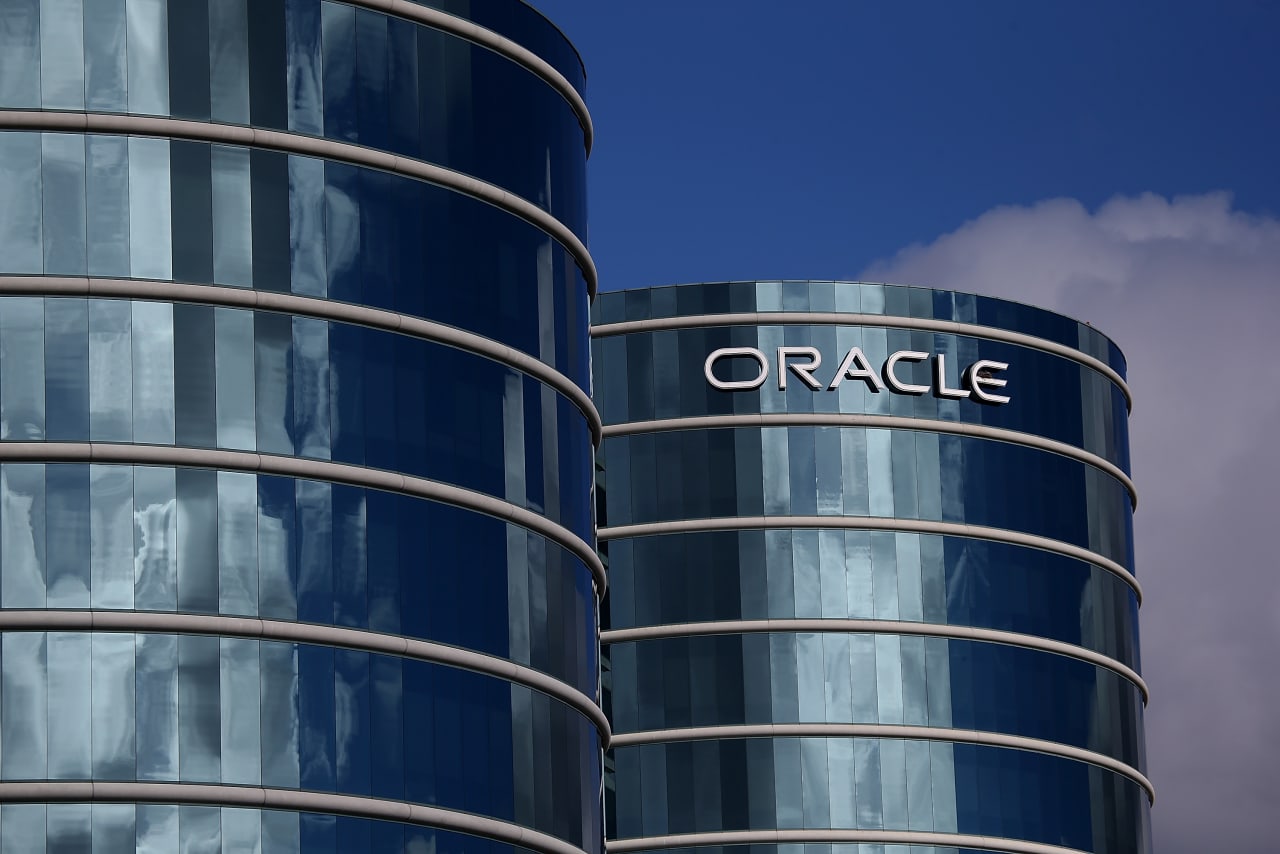 Oracle’s stock zips toward best day since 2021. Why more gains may be in store.