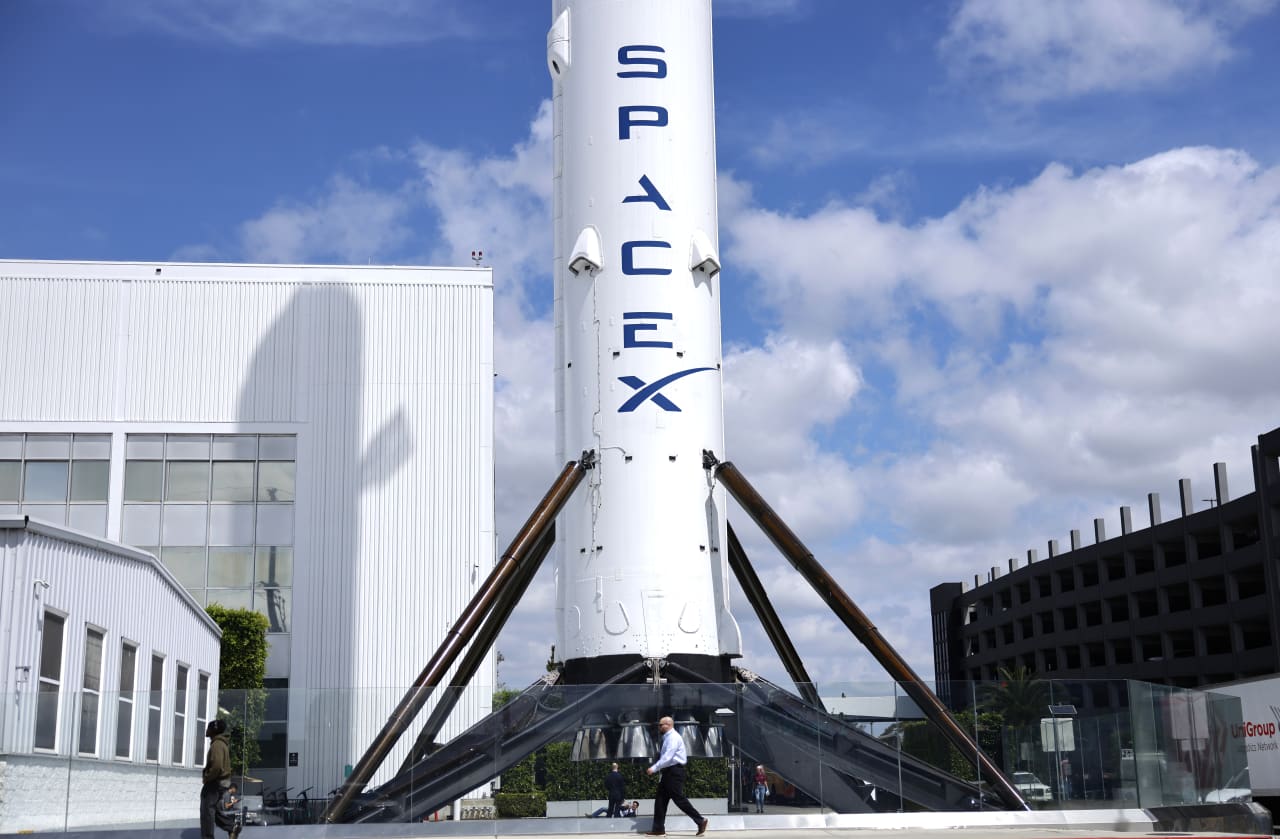 SpaceX just won a $2 billion contract to make satellites for the Space Force