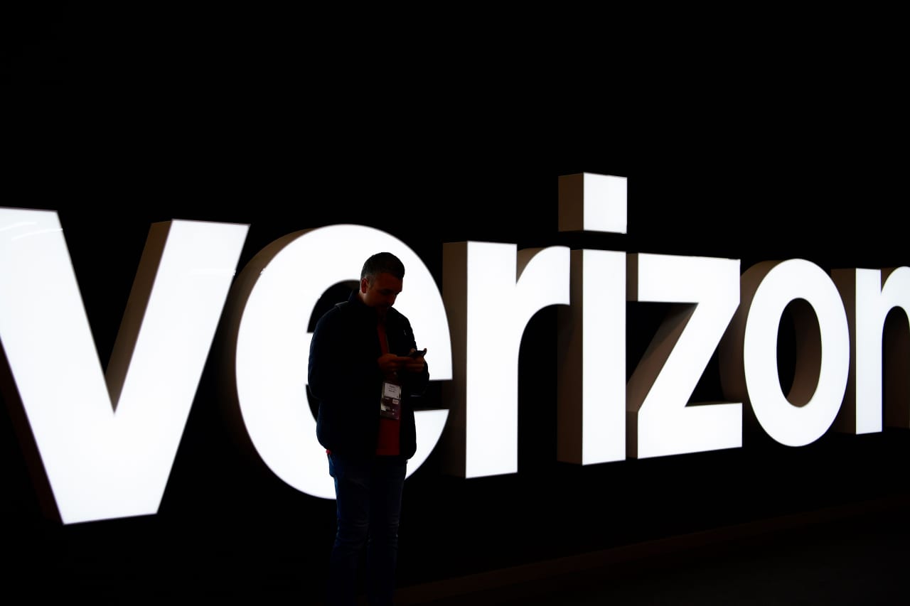 Verizon loses fewer subscribers than expected on key metric, and its stock rises