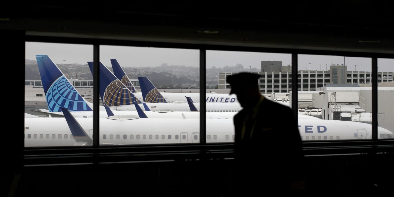 United Airlines reports a quarterly loss of nearly $ 2 billion