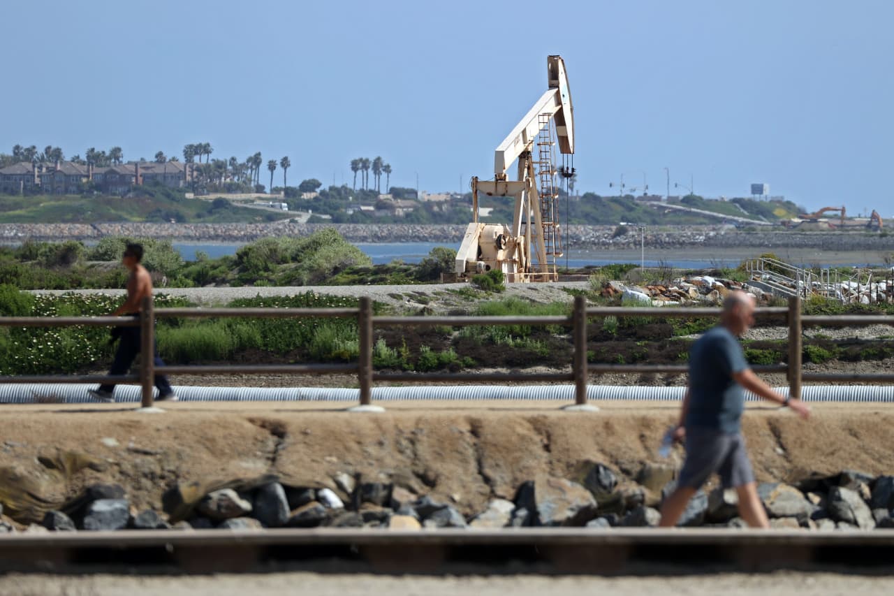 Oil prices set for weekly gains, despite easing back from highs after U.S. inflation data