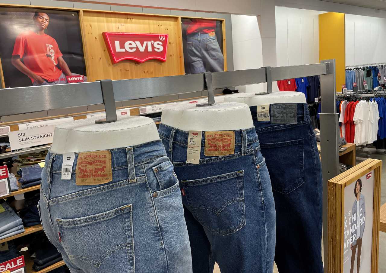 Levi’s expects better yearly sales despite tougher tariff backdrop. Investors aren’t buying it.
